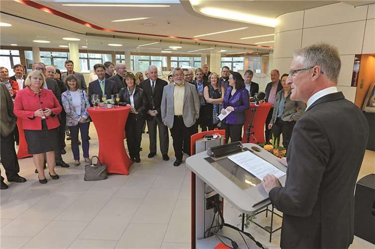 KSK-Direktor Dieter Zimmermann eröffnete die Wanderausstellung, die noch bis zum 24. Oktober in den Räumen der Hauptstelle der Kreissparkasse zu sehen ist. -FIX-