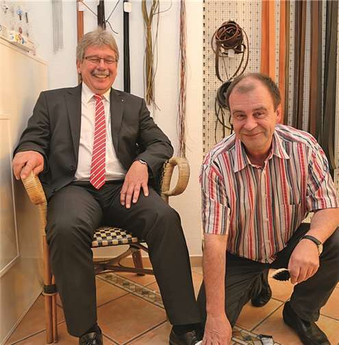 KSK-Direktor Peter Frings nutzte die Gelegenheit, sich einmal bei Werner Wittek professionell die Schuhe putzen zu lassen.