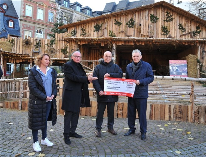 KSK-Filialleiter Herbert Hürter (2. von rechts) hat einen Betrag von 5000 Euro zum Erhalt der „Lebenden Krippe“ der Andernacher Stadtspitze mit Oberbürgermeister Achim Hütten (2. von links) und Bürgermeister Claus Peitz (rechts) sowie an Andernach.net-Mitarbeiterin Bregita Eichelhardt überreicht.Foto: Stadt Andernach/Maurer