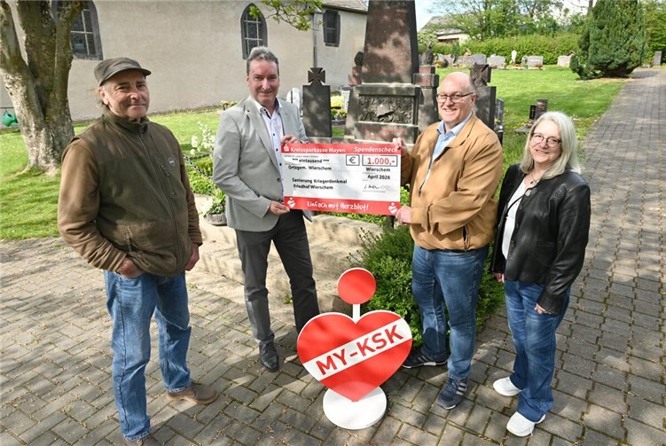 KSK Filialleiter Klaus Wermes (2.v.l.) gratuliert zur Spende und überreicht auf dem Friedhof in Wierschem im Beisein von Steinmetz Peter Hänig (1.v.l.) symbolisch den „großen“ Scheck an Ortsbürgermeister Michal Kopp und die Erste Beigeordnete Resi Hartung.
