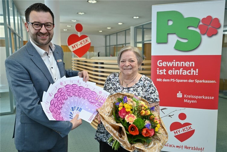 KSK-Filialleiter Martin Steinsiek gratulierte der Gewinnerin Sigrid Rauch mit einem großen Blumenstrauß und überreichte im KSK BeratungsCenter in Polch symbolisch die großen Scheine.