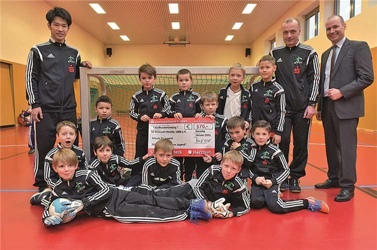 KSK Filialleiter Oliver Löhr (r.) gratulierte den jungen Sportlern zur Spende und übergab symbolisch den „großen“ Scheck. privat