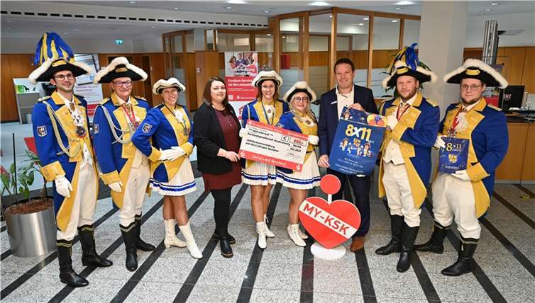 KSK-Filialleiterin Katerina Heße (4.v.l.) und KSK-Vertriebsleiter Alexander Müller (7.v.l.) freuen sich gemeinsam mit den Mendiger Stadtsoldaten über die Spende zum Jubiläum. Von links: Sebastian Marx, Frank Herrmann, Kerstin Buck, Stefanie Busenkell, Sari Hans, Stefan Zellner und Yannik Assenmacher.  Foto: KSK Mayen/ Ralph Künzel