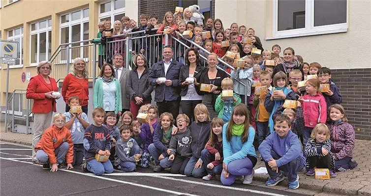 KSK-Filialleiterin Manuela Klein und die KSK-Schulbeauftragte Michaela Schneider übergaben kürzlich den 67 Saffiger Grundschülern - stellvertretend für die 4200 Schulkinder der Region - bemalbare Sparschweine inkl. der Malutensilien.privat