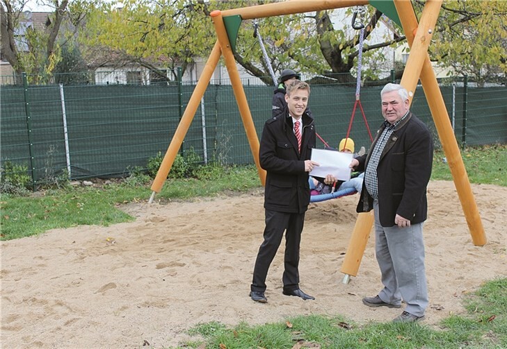 KSK-Geschäftsstellenleiter Dominik Schlich bei der Spendenübergabe an Berthold Doll.
