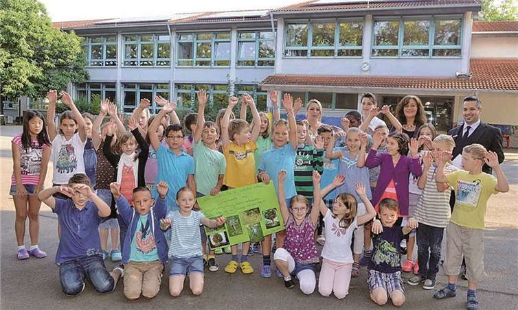 KSK-Geschäftsstellenleiter Mario Caspari zeichnete gemeinsam mit den Klassenlehrerinnen Frau Topalovic und Frau Balduhn die erfolgreichen Künstlerinnen und Künstler der Grundschule Bad Bodendorf aus. privat