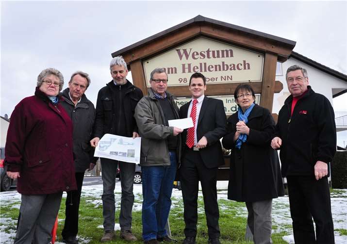 KSK-Geschäftsstellenleiter Niklas Bell ( Dritter v.r.) übergab im Beisein von Charlotte Hager (Zweite v.r.), erste Beigeordnete der Stadt Sinzig, Landschaftsarchitekt Peter Berg (Dritter v.l.) und den Vereinsmitgliedern der Dorfgemeinschaft Westum e. V. Anna und Peter Offergeld (Erste und Zweiter v.l.) und Waldemar Knoch (rechts) die Spende zur Neugestaltung des Ortseingangs an Ortsvorsteher Bernd Kriechel (Mitte).