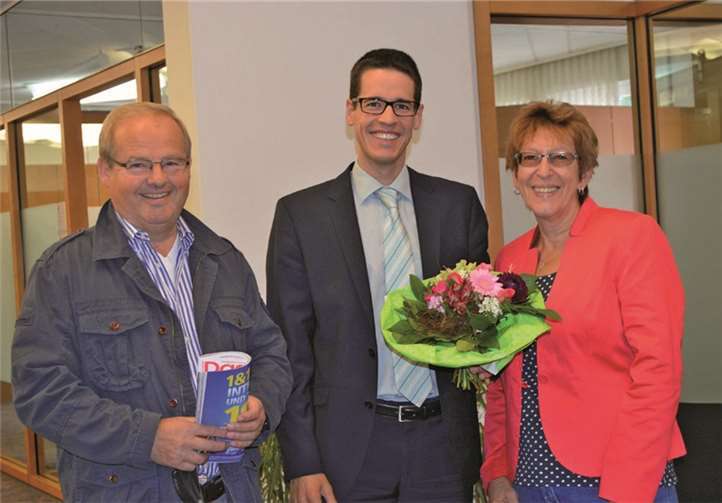 KSK-Geschäftsstellenleiter Stefan Weichert überreicht den Hauptgewinn von 2500 Euro an Helmut und Ursula Heiligers.AB