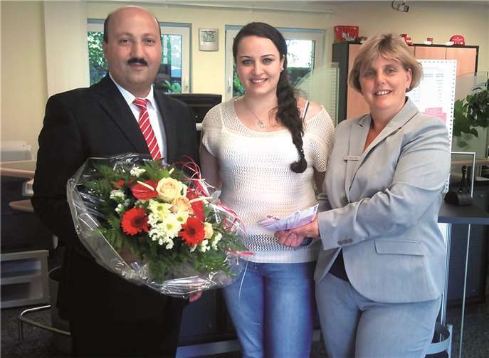 KSK-Geschäftsstellenleiter Süleyman Tuncer (l.), überreicht gemeinsam mitBarbara Zilligen (r.) den Hauptgewinn in Höhe von 5 000 Euro an Müfide Tümkaya.privat