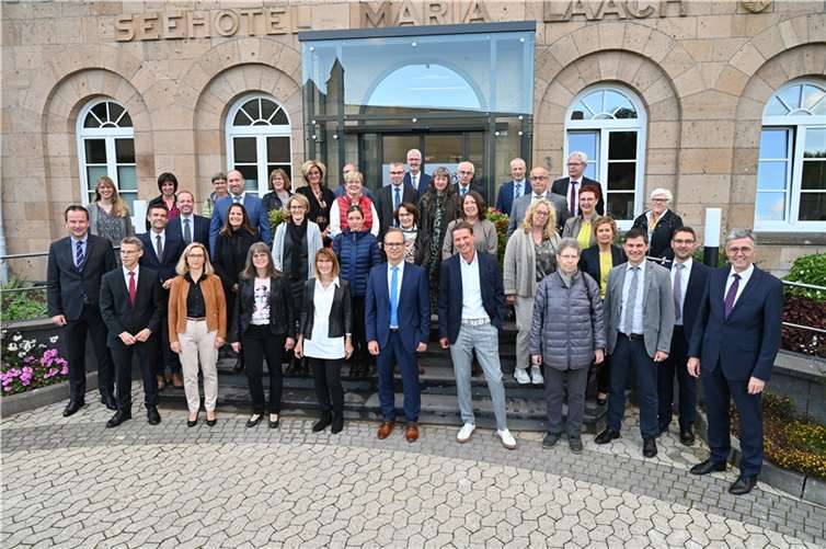 KSK-Jubilare und die „neuen“ KSK-Ruheständler stellten sich am Eingangsportal zum Seehotel in Maria Laach zum obligatorischen Gruppenfoto auf. (alle Anwesenden Personen verfügten über den vollen Impfschutz).Foto: KSK Mayen / Ralph Künzel