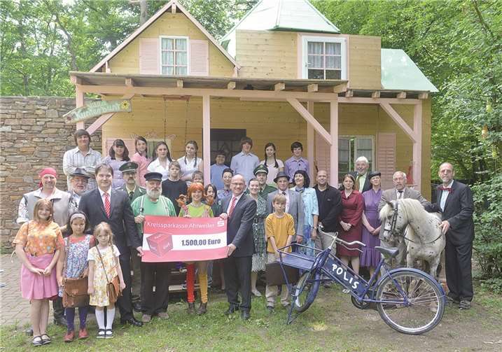 KSK-Marktbereichsleiter Christoph Frings und KSK-Geschäftsstellenleiter Wolfgang Kaspers mit dem Ensemble der Freilichtbühne Schuld. Kreissparkasse Ahrweiler
