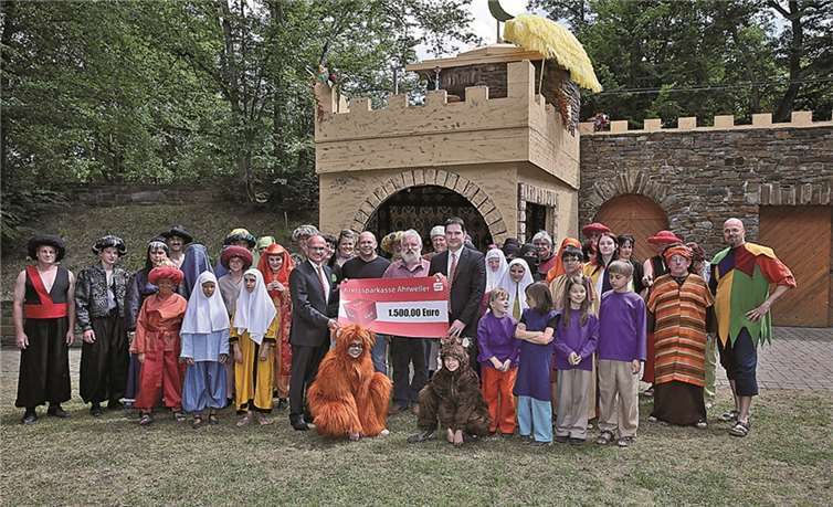 KSK-Marktbereichsleiter Christoph Frings und KSK Geschäftsstellenleiter Wolfgang Kaspers mit Darstellern der Freilichtbühne Schuld. privat