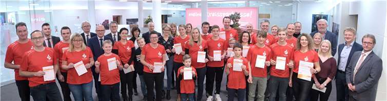 KSK-Mitarbeiter und deren Angehörige freuen sich über ihr Sportabzeichen. Foto: KSK Mayen/Ralph Künzel