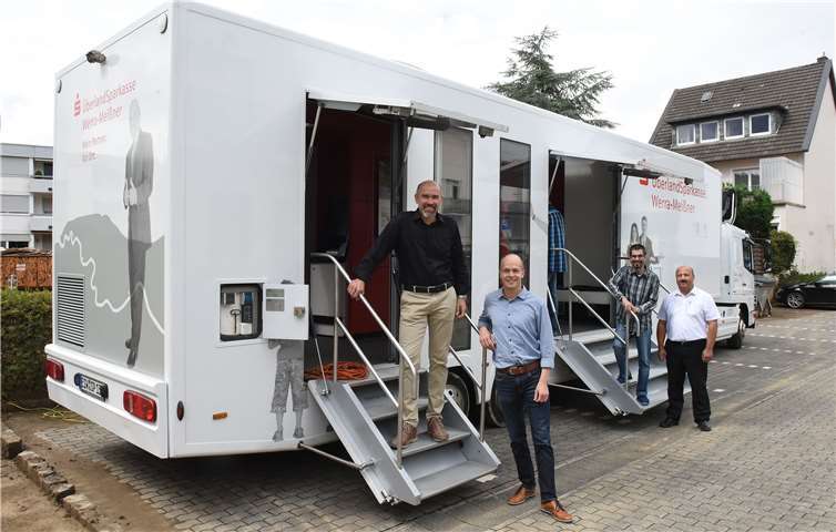 KSK-Standort Bad Neuenahr: Marc Semmel, Vorstandsvorsitzender der Sparkasse Werra-Meißner (vorne rechts) übergab den S-Truck persönlich an Guido Mombauer, Vorstandsmitglied der KSK (vorne links). Foto: KSK