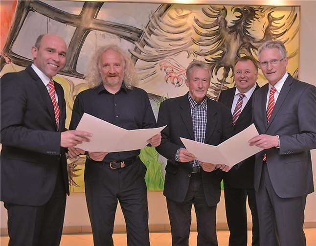 KSK-Verwaltungsratsvorsitzender Landrat Dr. Jürgen Pföhler (2. v. r.) ehrtegemeinsam mit dem KSK-Vorstand Dieter Zimmermann (rechts) und GuidoMombauer (links) die beiden langjährigen Verwaltungsratsmitglieder HansBoes (3. v. r.) und Wolfgang Schlagwein (2. v. l.).