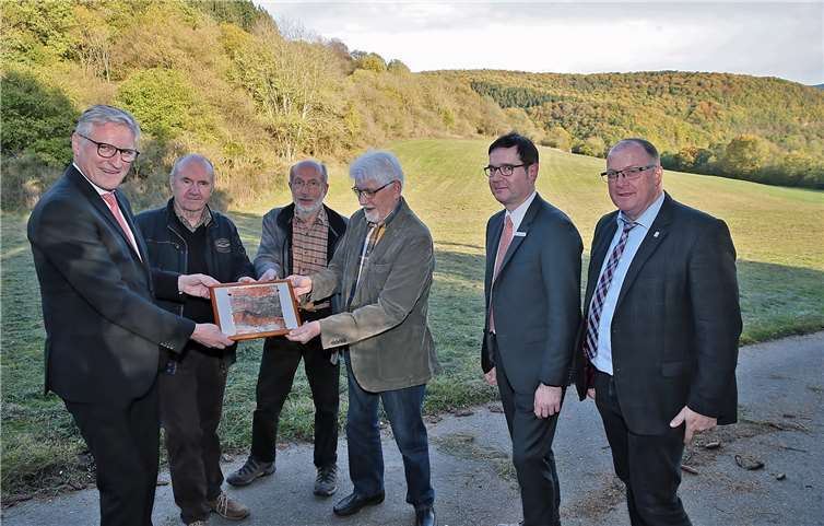 KSK-Vorstand Dieter Zimmermann (l.) freute sich sichtlich über die Fotografie, die ihm die Vertreter des Fördervereins zum Dank für die Unterstützung überreichten. Foto: privat