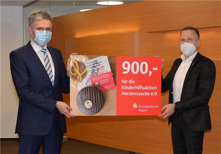 KSK-Vorstand Karl-Josef Esch (l.) und Helmut Moll als Geschäftsführer des Polcher Backbetriebes „Die Lohner´s“ freuen sich über stolze 900 Euro, die durch die Aktion zusammen gekommen sind.Foto: KSK Mayen/Judith Sauerborn