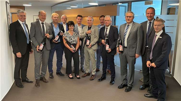 Vorstand gratulierte sieben Jubilaren KSK-Vorstand Karl-Josef Esch (links) und sein Vorstandskollege Christoph Weitzel (2.v.r.) gratulierten den Sparkassenjubilaren im Beisein des stv. Vorstandsmitgliedes Frank Mörsch (5.v.r.) sowie Karl-Heinz Nigbur (rechts) als Leiter des Bereichs Personalmanagement und Kurt Schmitz (4.v.l.) als Vertreter des Personalrates für die langjährige Treue zur Kreissparkasse Mayen. Die Jubilare (ab 2.v.l.): Michael Kaltz (Betriebswirtschaft), Robert Pfleger (VermögensberatungsCenter), Annette Berresheim (BeratungsCenter Andernach-Südstadt), Christoph Buhr (FirmenkundenCenter), Thomas Minwegen (Kreditmanagement), Klaus Rose (FirmenkundenCenter) und Markus Neideck (Vorstandsekretariat). Foto: KSK Mayen/ Leonie Tenne