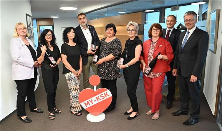 KSK-Vorstand Karl-Josef Esch (rechts) gratulierte den Jubilaren im Beisein vom stellvertretenden Vorstandsmitglied Michael Kaltz (2.v.r.), und Inga Pott (links) aus dem Bereich Personalmanagement für die langjährige Treue zur Kreissparkasse Mayen: Die Jubilare (ab 2.v.l.): Marion Zelter (VermögensberatungsCenter), Rita Zimmer (Kreditmanagement), Hans Caspari (Kreditmanagement), Mechthild Ackermann (BeratungPlus-Filiale Kottenheim) Cornelia Geisen (BeratungsCenter Mayen-St.-Veit-Str.) und Wilma Seeger (BeratungsCenter Ochtendung).  Foto: privat