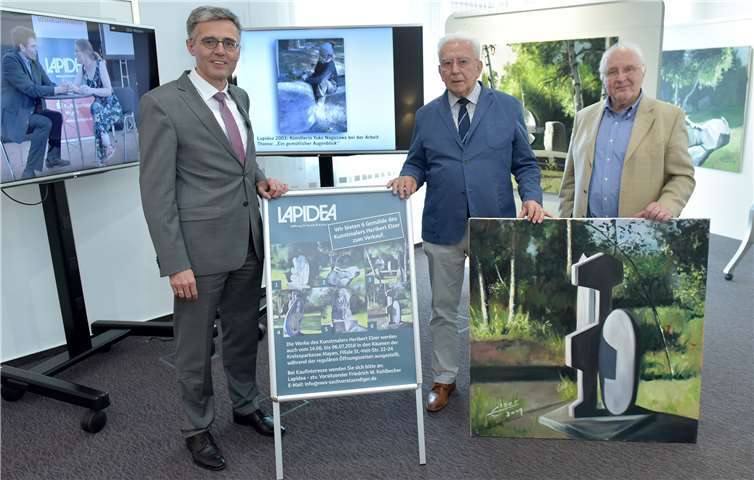 KSK-Vorstand Karl-Josef Esch sowie Albert Nell und Friedrich W. Kohlbecher von der LAPIDEA Stiftung für Kunst und Kultur vor der LAPIDEA-Ausstellung in den Räumen der Kreissparkasse Mayen in der St- Veit Str., die noch bis Ende Juli gezeigt wird.KSK Mayen