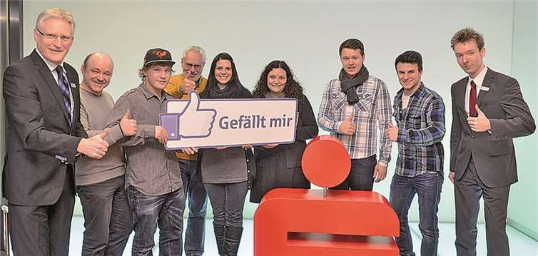 KSK-Vorstandschef Dieter Zimmermann (l.) und Rainer Pung (r.) übergaben die Preisgelder im Gesamtwert von 6. 000 Euro an die Vertreter des Musicalvereins „for you“ e.V., des Luftsportvereins Bad Neuenahr-Ahrweiler e.V. und des Junggesellenvereins Waldorf 1738 e.V.. privat