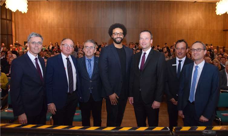 KSK-Vorstandsmitglied Christoph Weitzel (3. von rechts) und Andernach.net-Geschäftsführer Christoph Heller (3. von links) freuten sich, mit Immanuel Bär (Mitte) einen kompetenten Referenten zum Thema IT-Sicherheit präsentieren zu können. Fotos: UBU