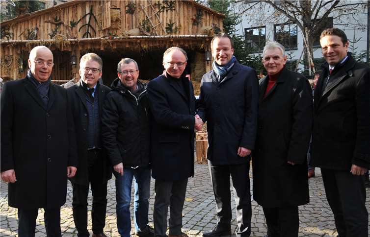 KSK-Vorstandsmitglied Christoph Weitzel (3. von rechts) und Filialleiter Herbert Hürter (links) haben einen Betrag von 5000 Euro zum Erhalt der „Lebenden Krippe“ der Andernacher Stadtspitze mit Oberbürgermeister Achim Hütten (4. von links), Bürgermeister Claus Peitz (2. von rechts) sowie dem Andernach.net-Geschäftsführer Christian Heller (2. von links) überreicht.Foto: Stadt Andernach/Maurer