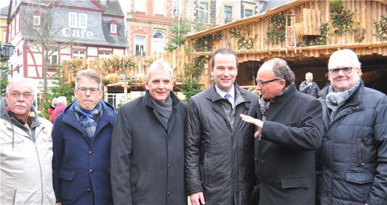 KSK-Vorstandsmitglied Christoph Weitzel (dritter von rechts) hat einen Betrag von 5000 Euro zum Erhalt der „Lebenden Krippe“ der Andernacher Stadtspitze mit Oberbürgermeister Achim Hütten (zweiter von rechts), Bürgermeister Claus Peitz (dritter von links), den Beigeordneten Albrecht Schmitz (rechts) und Winfried Günther (links) sowie dem Andernach.net-Geschäftsführer Christian Heller überreicht. Andernach/Maurer