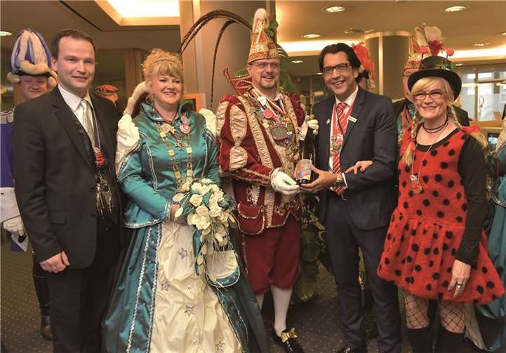 KSK-Vorstandsmitglied Christoph Weitzel (links) und die Sparkassenmitarbeiter Michelangelo Murgia und Monika Reck (1. von rechts) übergaben ein Weinpräsent an das Andernacher Prinzenpaar.