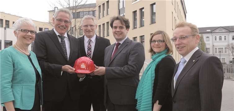 KSK-Vorstandsvorsitzender Dieter Zimmermann (3. v. l.) wünschte Dieter Distelrath (2. v. l.) und seiner Frau Luise (links) alles Gute für den neuen Lebensabschnitt. Bereichsleiter Günter Witsch (rechts) sowie Thomas Sebastian (3. v. r.) und seine Frau Martina (2. v. r.) schlossen sich diesen Wünschen gerne an.privat