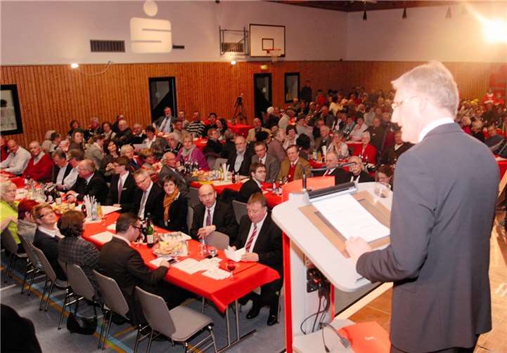 KSK-Vorstandsvorsitzender Dieter Zimmermann begrüßte die Gäste in der voll besetzten Leimbacher Mehrzweckhalle mit einer launigen Rede - in Mundart selbstverständlich.