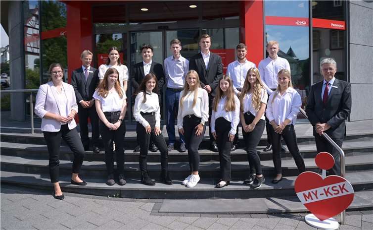 KSK-Vorstandsvorsitzender Karl-Josef Esch begrüßte die neuen Auszubildenden und FOS-Praktikanten der Kreissparkasse Mayen persönlich und wünschte ihnen gemeinsam mit Ausbildungsleiterin Stephanie Casper-Stieler und Personalleiter Karl-Heinz Nigbur einen guten Start ins Berufsleben.Vordere Reihe (v.l.): Stephanie Caspar-Stieler (Ausbildungsleiterin), Elli-Katharina Hartung (FOS-Praktikum), Sina Kubach, Vivien Michel, Lorena Bender, Sina Jung, Julia Alberg und KSK-Vorstandsvorsitzender Karl-Josef Esch.Hintere Reihe (v.l.): Karl-Heinz Nigbur (Leiter Personalmanagement), Annalena Thür, Jonas Heidermann (FOS-Praktikum), Raphael Preuser, (FOS-Praktikum), Michael Alef, Drilon Demiraj und Luca Dück.Nicht auf dem Bild: Sofie Zabokrickij (FOS-Praktikum)  Foto: KSK Mayen/ Ralph Künzel