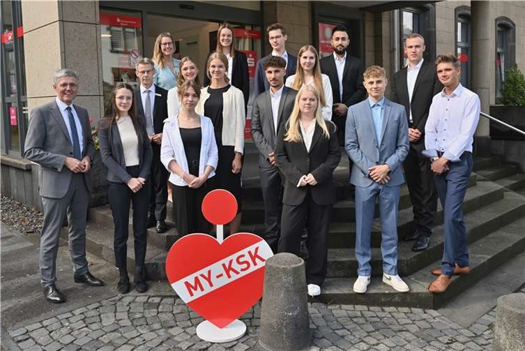 KSK-Vorstandsvorsitzender Karl-Josef Esch begrüßte die neuen Auszubildenden der Kreissparkasse Mayen persönlich und wünschte ihnen gemeinsam mit Ausbildungsleiterin Stephanie Casper-Stieler und Personalleiter Karl-Heinz Nigbur einen guten Start ins Berufsleben. (Vordere Reihe v.l.): KSK-Vorstandsvorsitzender Karl-Josef Esch, Daniela Codita, Lena Mauder, Veronika Schmidt, David Burdow und Aaron Schmitz; (Mittlere Reihe v.l.): Karl-Heinz Nigbur (Leiter Personalmanagement), Marie Stein, Angelina Schmidt, Jamil Mohamed und Carolin Kepernick; (Hintere Reihe v.l.): Stephanie Casper-Stieler (Ausbildungsleiterin), Jana Fabritius, Rene Lars Weber, Fardin Heravi und Sebastian Wilkes.  Foto: KSK Mayen/ Ralph Künzel