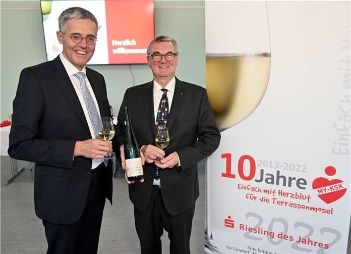 KSK-Vorstandsvorsitzender Karl-Josef Esch (li.) und Landrat Alexander Saftig freuen sich über den „Sparkassen-Riesling“, der 2022 sein 10. Jubiläum feiert.
