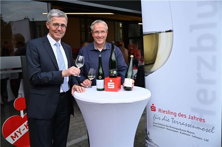 KSK-Vorstandsvorsitzender Karl-Josef Esch (links) freut sich mit Thomas Ibald von der Landwirtschaftskammer über den Sparkassen-Riesling 2021. Foto: Ralph Künzel