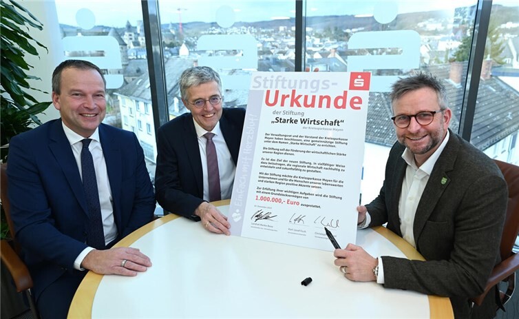 KSK-Vorstandsvorsitzender Karl-Josef Esch (mitte), Vorstandsmitglied Christoph Weitzel (links) unterzeichneten gemeinsam mit dem Vorsitzenden des KSK-Verwaltungsrates Landrat Marko Boos die Gründungsurkunde der neuen Stiftung „Starke Wirtschaft“.Foto: KSK Mayen/ Ralph Künzel