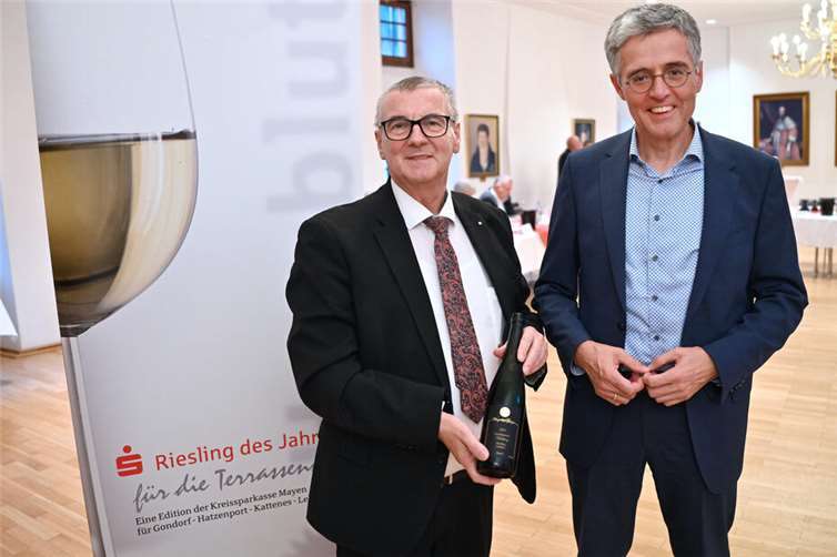 KSK-Vorstandsvorsitzender Karl-Josef Esch (rechts) und Landrat Alexander Saftig freuen sich über den „Sparkassen-Riesling“, der 2024 zum 12. Mal stattfand.