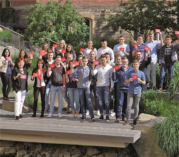 KSK-Weiterbildungsleiter Michael Bick (zweite Reihe, 1.v.r.) und KSK-Auszubildende Melina Kastner (erste Reihe, 2.v.l.) halfen Schülern des Are-Gymnasiums bei ihren Fragen rund um das Thema „Bewerbung“. privat