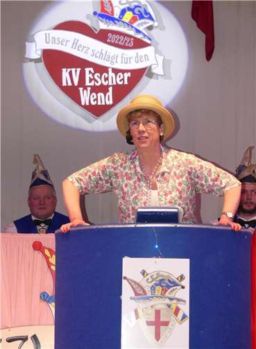 KV-Urgestein Brunhilde Schmidt gab einmal mehr dieberühmt-berüchtigte Escher Dorftratsch mit losem Mundwerk.