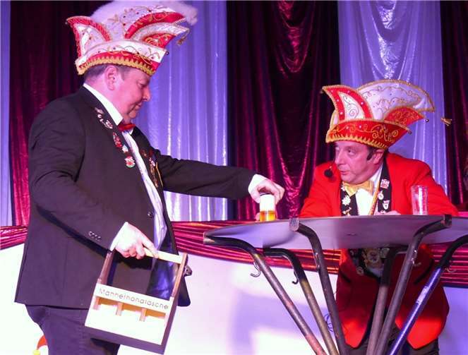 KVM-Vorsitzender Jörg Fuhrmann erfreute als beschwipster Sitzungspräsident mit skurrilen Lebensweisheiten. Fotos: TE