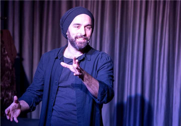 Kabarettist Aydin Isik, schillernder Verwandlungskünstler und sensibler Beobachter der Kulturen.  Stadt Selters