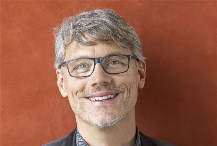 Kabarettist Christoph Sieber steht am 10. Mai 25 in der Jahnhalle Bad Breisig auf der Bühne Foto: NullProblemo