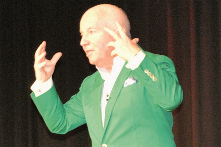 Kabarettist Horst Schrott war mit seinem Programm zu Gast in der Rheinhalle. AB