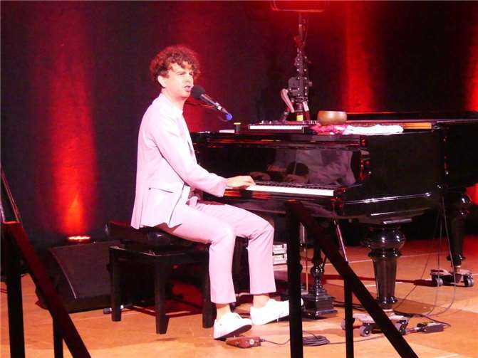 Über musikalische, kosmische und menschliche Harmonie Kabarettist Matthias Ningel konnte mit seinem neuen Soloprogramm die Zuhörerschaft im Kulturzentrum Kapuzinerkloster erneut begeistern. Fotos: TE