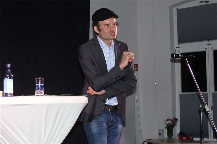 Gregor Pallast gastierte mit seinem Programm „Ansichtssache“  Kabarettist Pallast betrachtet die Dinge von vielen Seiten und bleibt auf der Bühne stets in Bewegung. Foto: HG