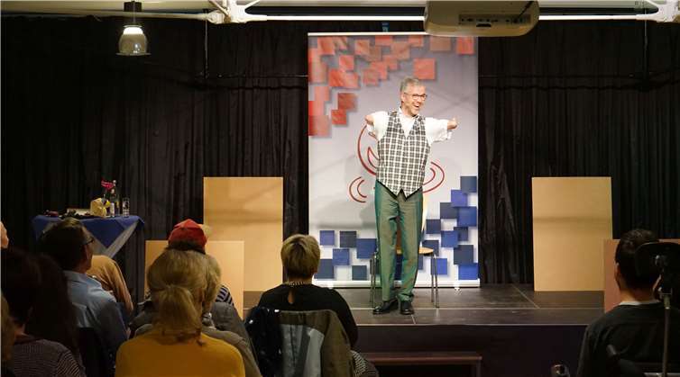 Kabarettist und Multitalent Rainer Schmidt setzte es sich zum Ziel, seinem Publikum humorvoll die Befangenheit vor Behinderungen zu nehmen.Fotos: privat