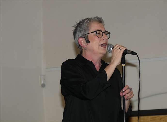 Kabarettistin Ruth Schiffer begeisterte mit ihren Jux-Beiträgen über die Welt der Männer.