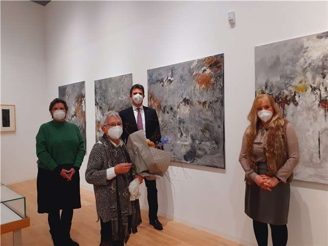 Kabinettausstellung „Vernetzt – Poesie und Malerei“ eröffnet - v.l.: Elisabeth Sauer-Kirchlinne (Vorsitzende Freundinnen und Freunde des Mittelrhein-Museums und des Ludwig Museums zu Koblenz e.V.), Christel Bak-Stalter, Mathias von der Bank (Leiter Mittelrhein-Museum), Dr. Margit Theis-Scholz (Dezernentin für Bildung und Kultur).  Foto: Mittelrhein-Museum