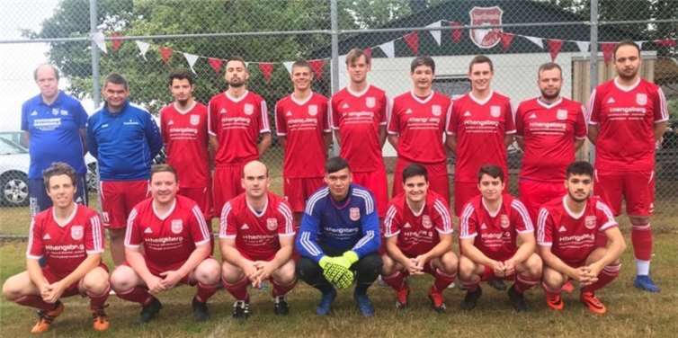 Kader Sportfest Koisdorf: hintere Reihe von links: Betreuer Lothar Thünker, Trainer Thomas Ockenfels, Yannick Bouhs, Matthieu Lebon, Tobias Beinfohr, Jakob Kelter, David Saalmann, Matthias Gasper, Yannik Schwiperich, Niklas Walbröl, vordere Reihe von links: Marc Schröder, Arthur Geld, Daniel Kleefuss, Kevin Wagner, Mario Trelles, Marius Nechterschen, Sümer Coskun.Fotos: privat