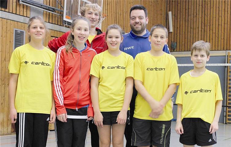 Kader der DJK Plaidt: (v.v.l.) Clara Tölle, Paula Denkel, Annica Rohbeck, Marcel Becker, Manuel Goebel; (h.v.l.) Vincent Wansorra und Trainer Sven Zavelberg. Es fehlen: Katharina Rohbeck, Katharina Jungbluth, Anke Wallerang, Sabrina Wolff, Jessica Göbel, Fabian Plotzitzka und Kai Wallerang.privat